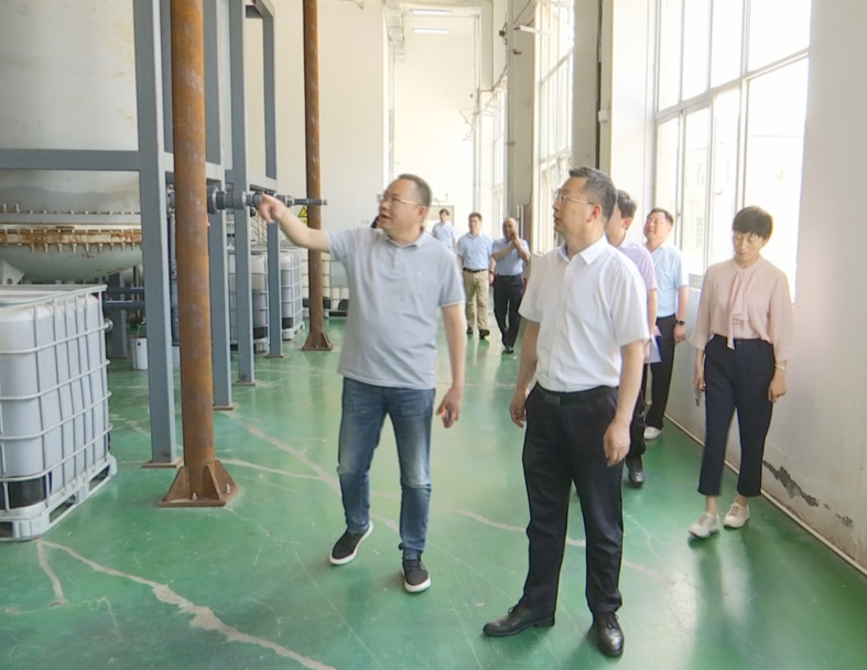 在陪同過程中，市、區(qū)領(lǐng)導(dǎo)了解到了古特生物從成立公司研發(fā)生物合成技術(shù)到現(xiàn)在擁有三座生產(chǎn)基地這十二年來的的發(fā)展歷程，CEO秦永發(fā)對(duì)古特生物的生產(chǎn)現(xiàn)狀及未來發(fā)展規(guī)劃也作了詳細(xì)說明。