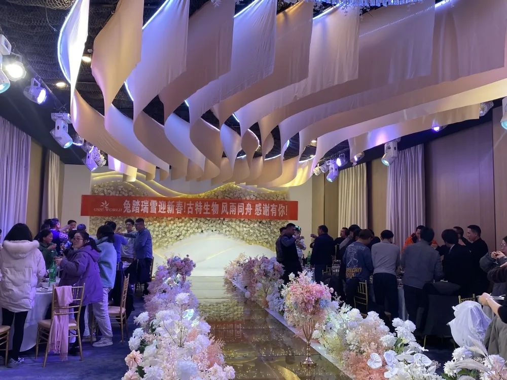 所有員工歡聚一堂，共同舉杯慶祝