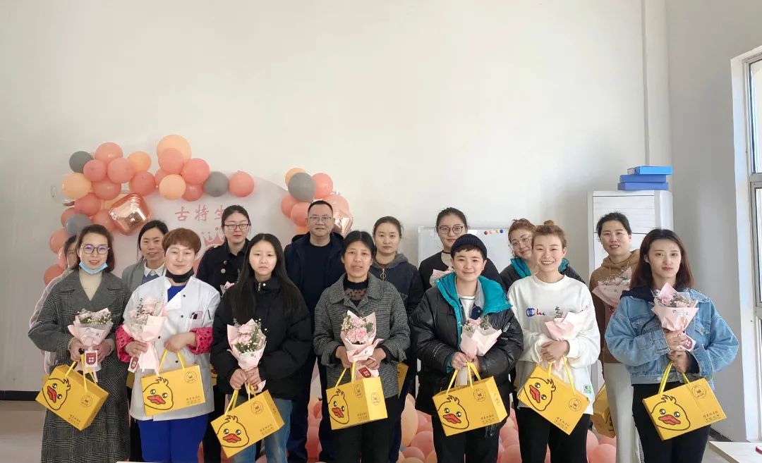 安徽古特生物科技有限公司于2022年3月8日組織開展了節(jié)日活動(dòng)，公司全體女職工及特邀嘉賓—總經(jīng)理秦永發(fā)先生在溫馨愉快的氛圍中共度女神節(jié)。